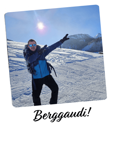 Foto eines Mannes der zu einem Berg zeigt